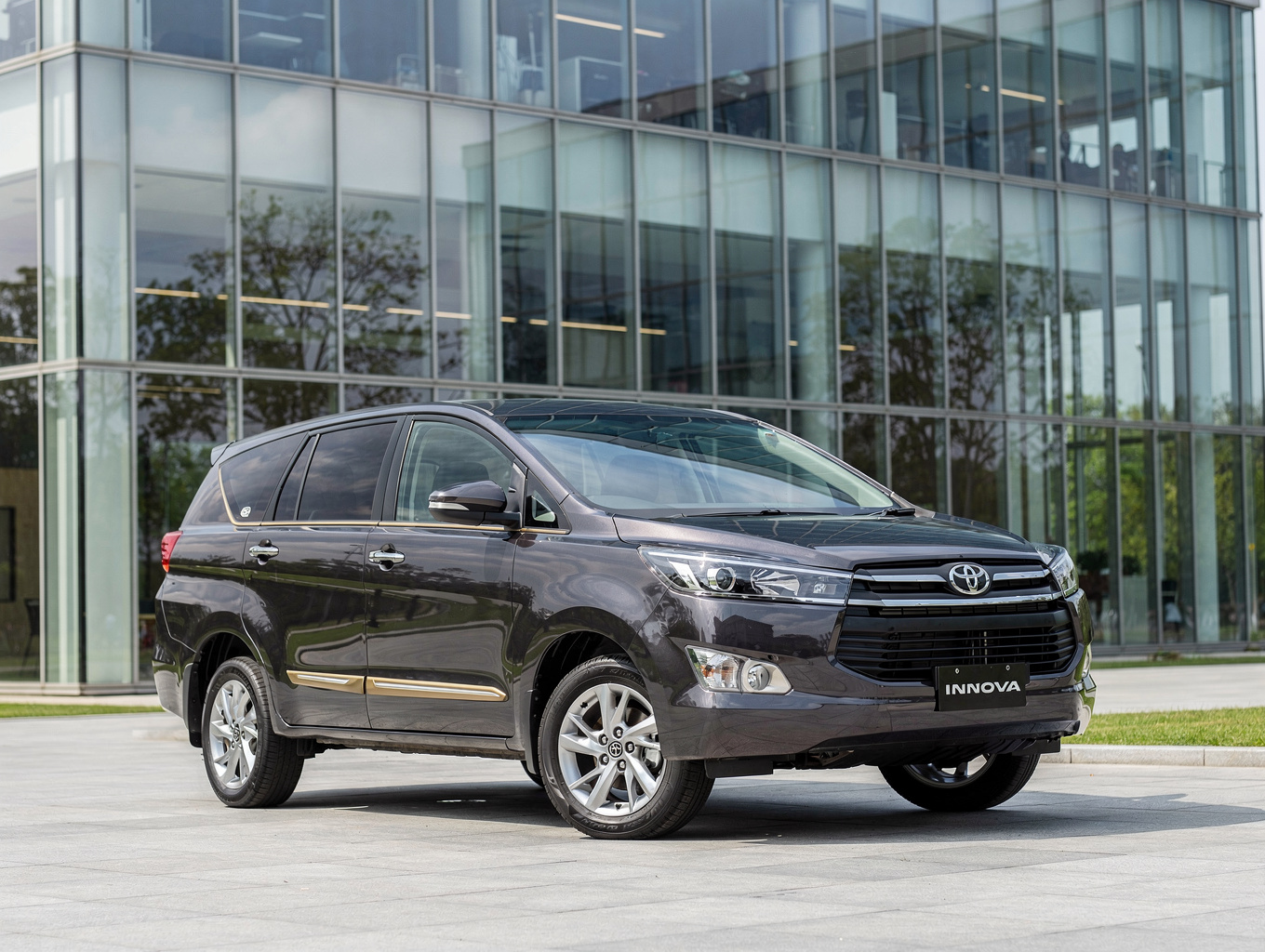 Toyota Innova HyCross / XUV700 - Premium Touring MPV / SUV